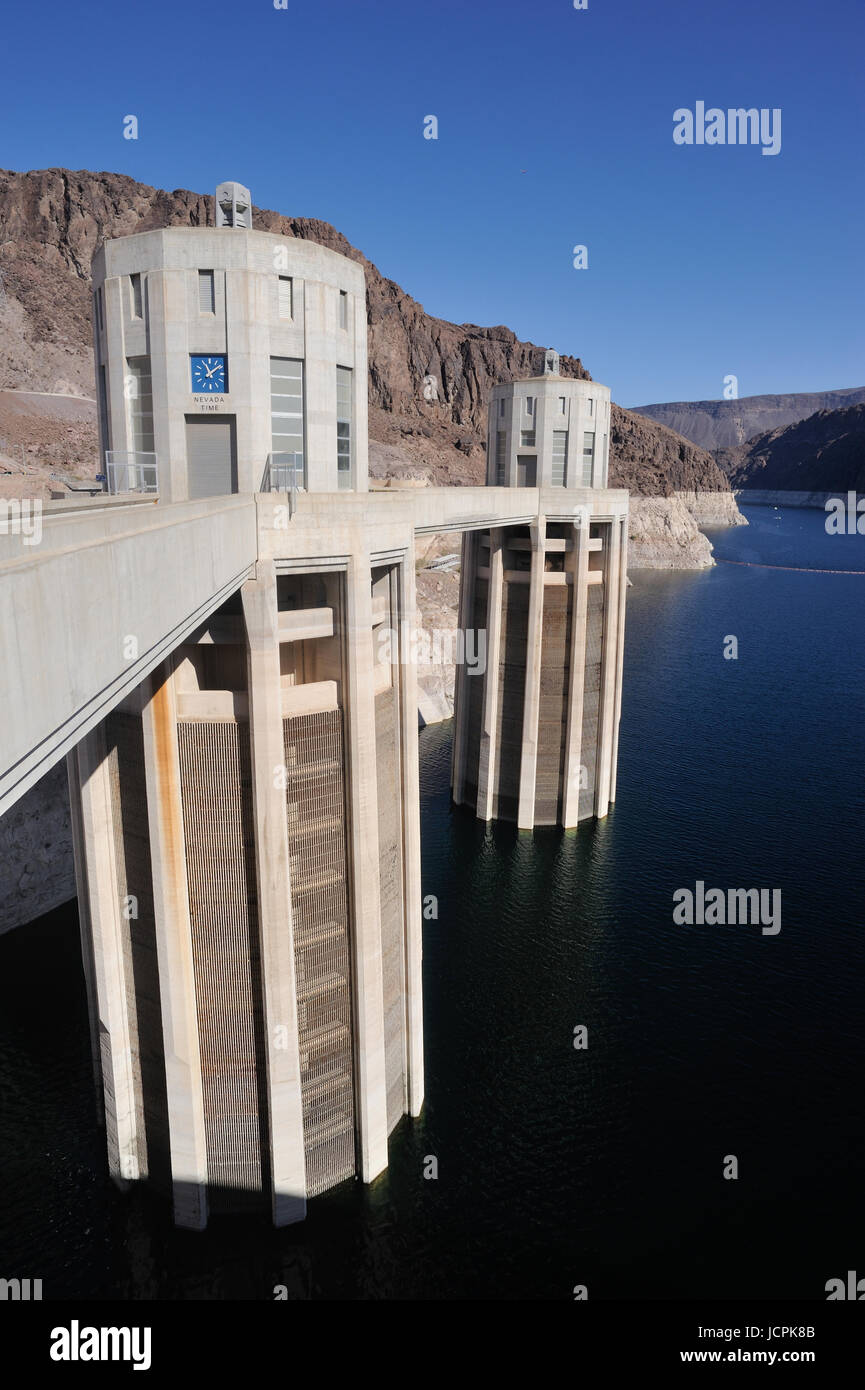 Torres de admisión para la planta hidroeléctrica en la presa Hoover Dam, el Lago Mead, Nevada, EE.UU. Foto de stock