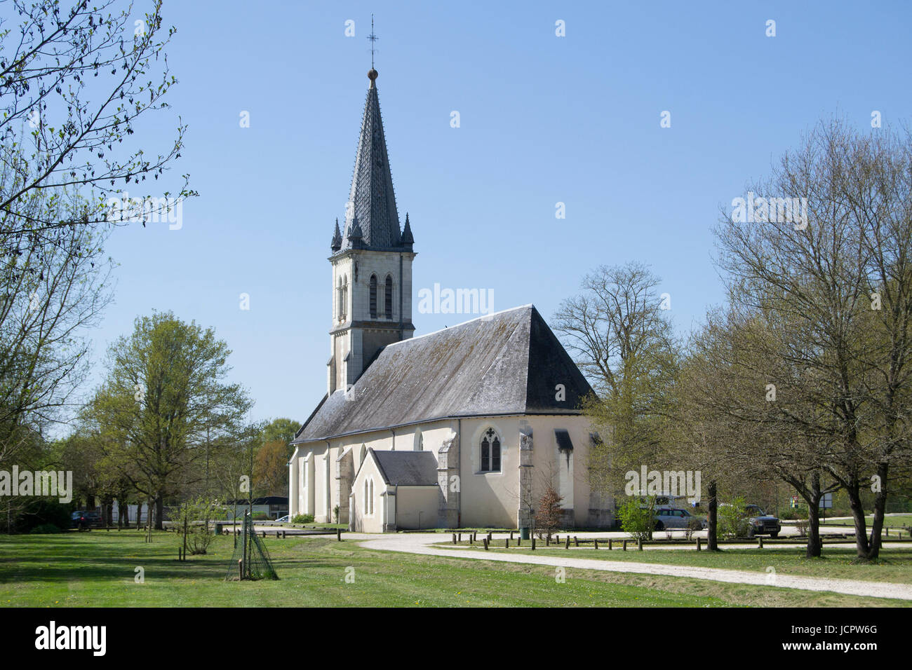 La iglesia y el parque en Bracieux, Loir et Cher (Francia) Foto de stock