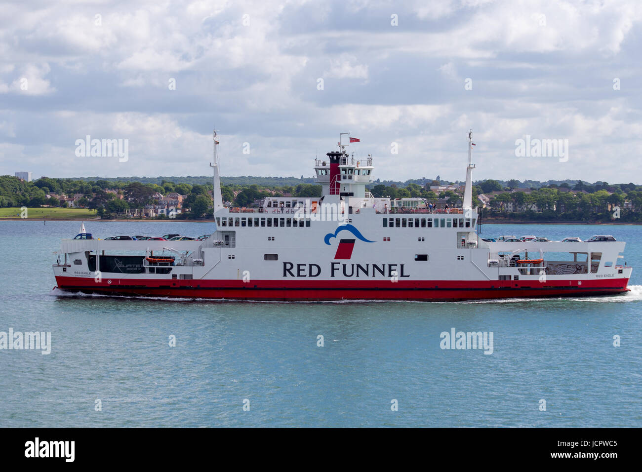 Red Funnel Águila Roja roll on roll off car ferry desde la Isla de Wight hacia Southampton. Foto de stock