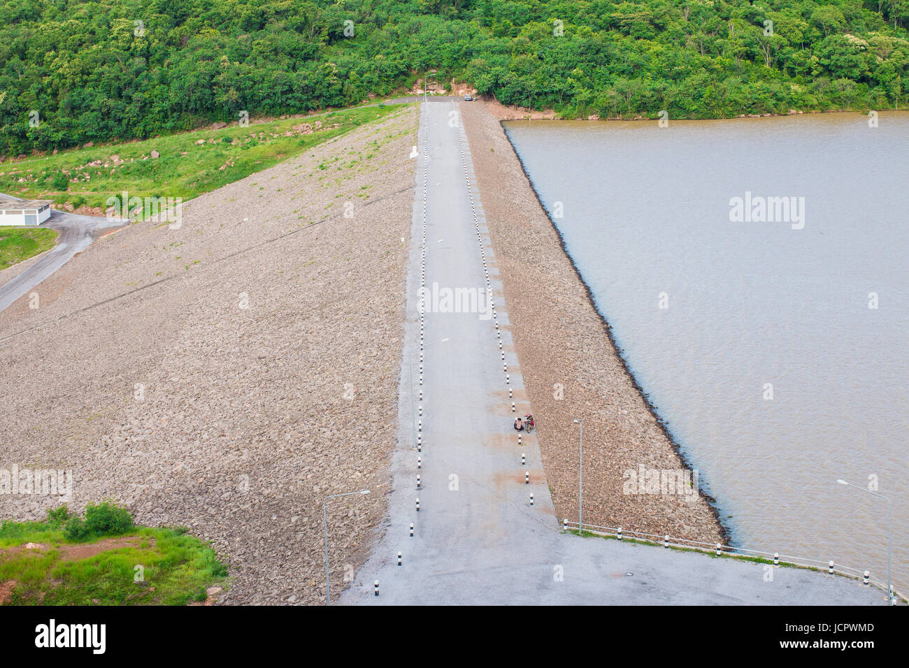 Presa de liberación de agua,el exceso de capacidad de la presa hasta la primavera de camino se desborda. Foto de stock