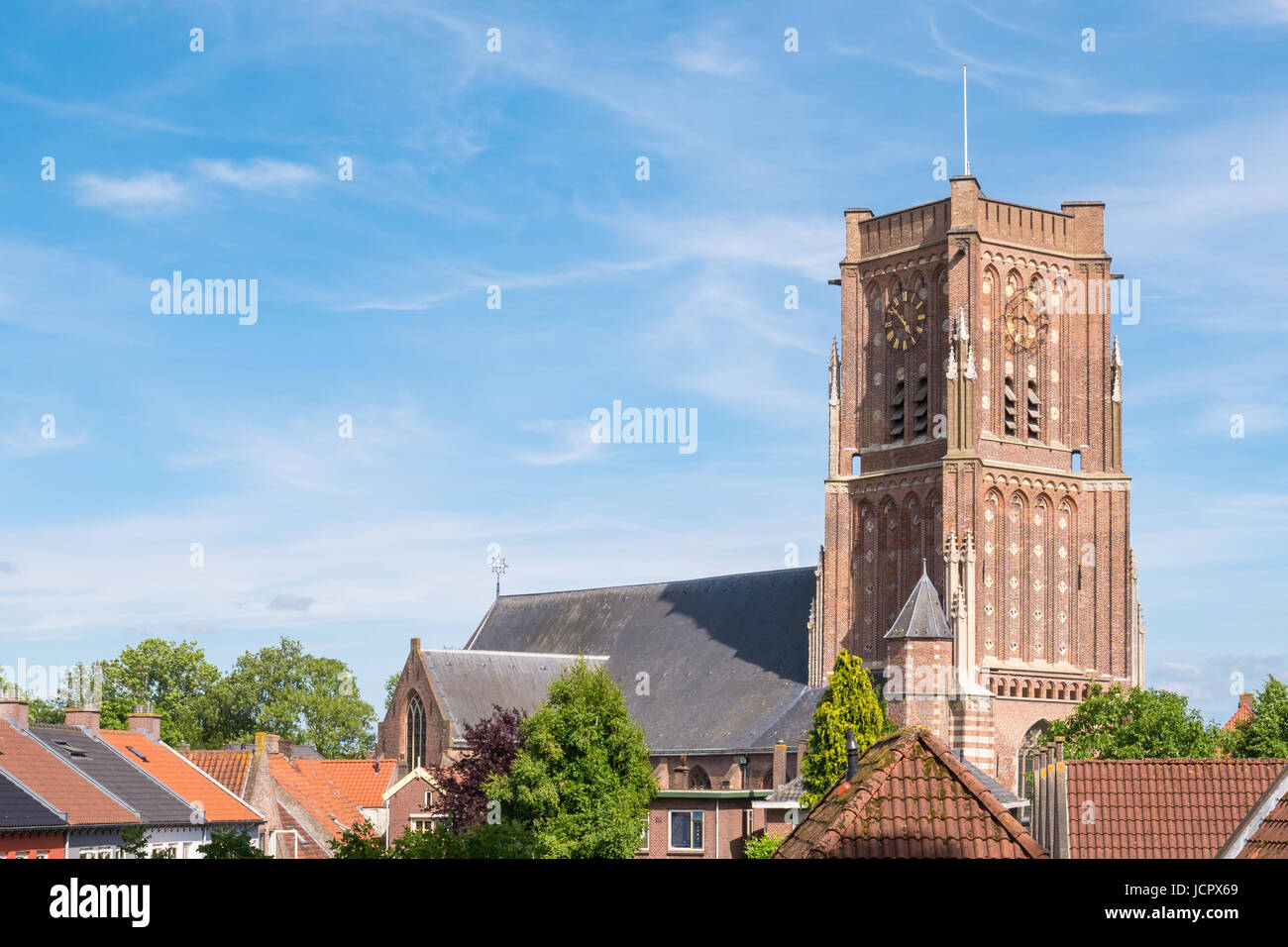 Plaza de la torre de la iglesia de Saint Martin Mosterdpot's Church en la antigua ciudad fortificada de Woudrichem, Brabant, Holanda Foto de stock