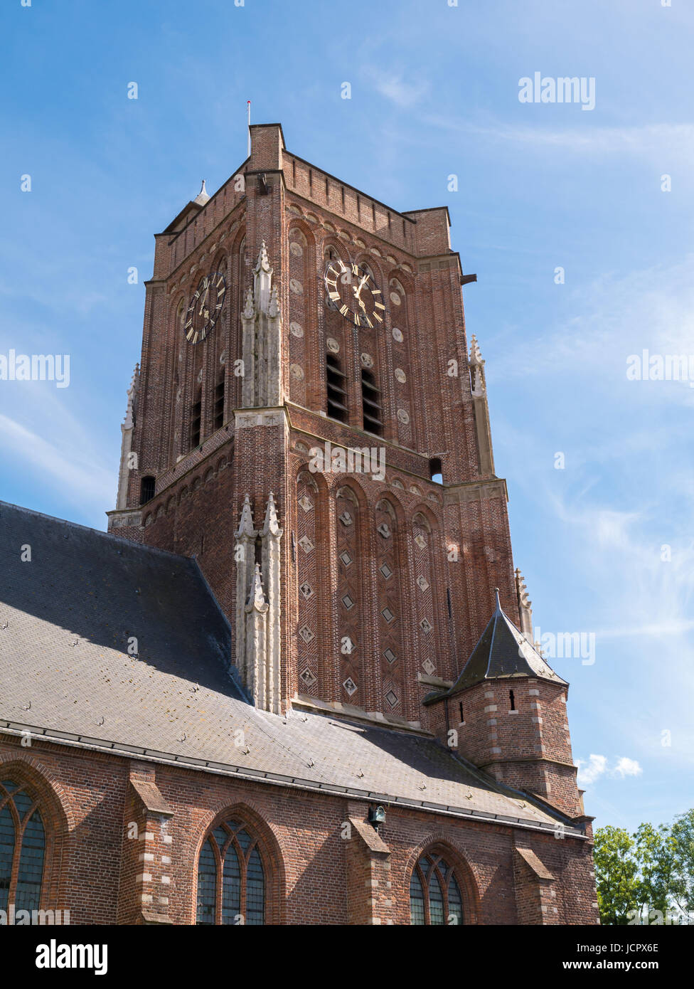 Plaza de la torre de la iglesia de Saint Martin Mosterdpot's Church en la antigua ciudad fortificada de Woudrichem, Brabant, Holanda Foto de stock