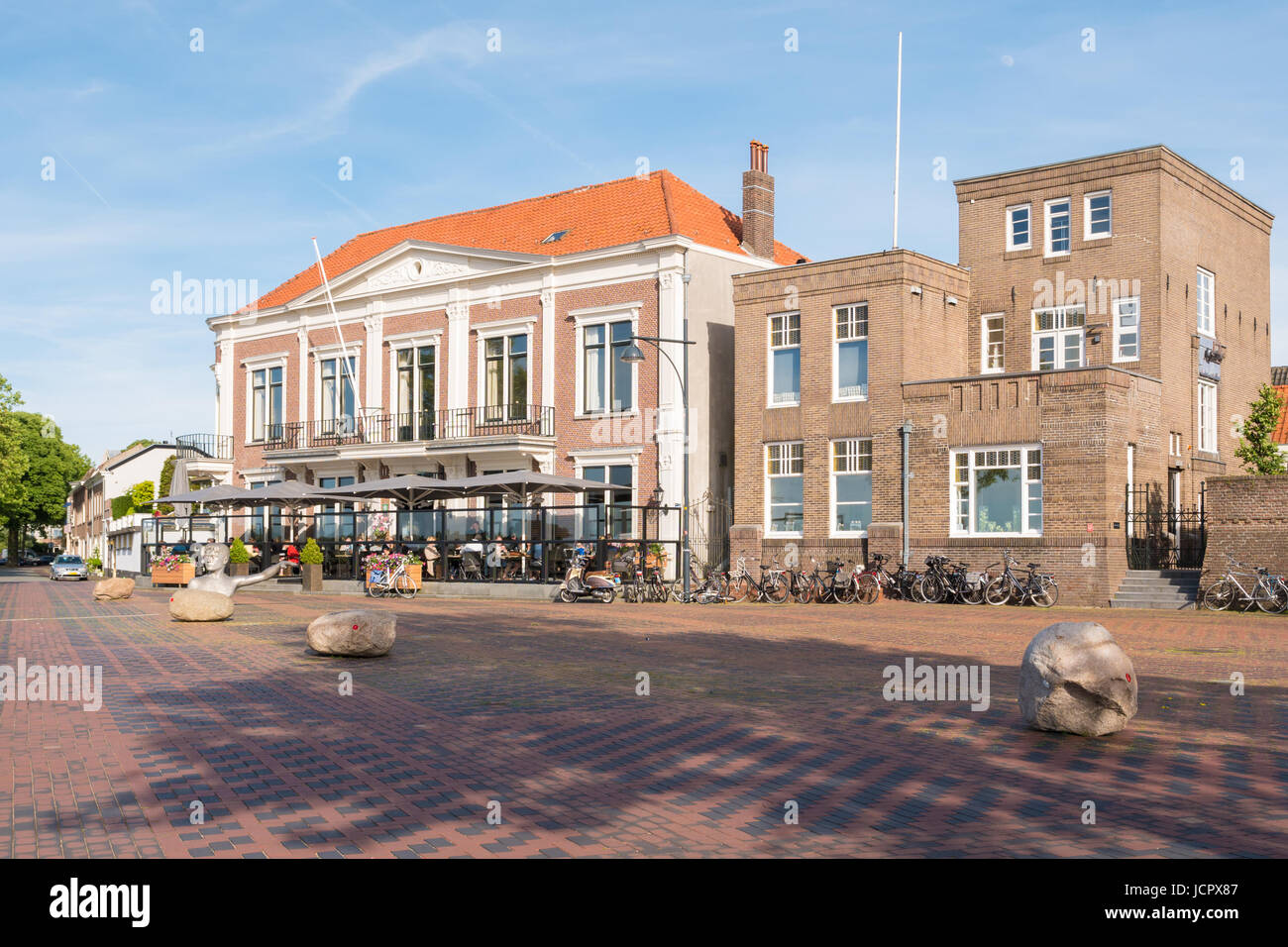 Edificios históricos en Waalkade en el casco antiguo de la ciudad fortificada Zaltbommel, Gelderland, Países Bajos Foto de stock