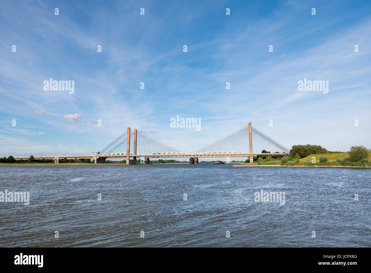 Panorama de Martinus Nijhoff Puente y cerca del río Waal Zaltbommel, Gelderland, Países Bajos Foto de stock