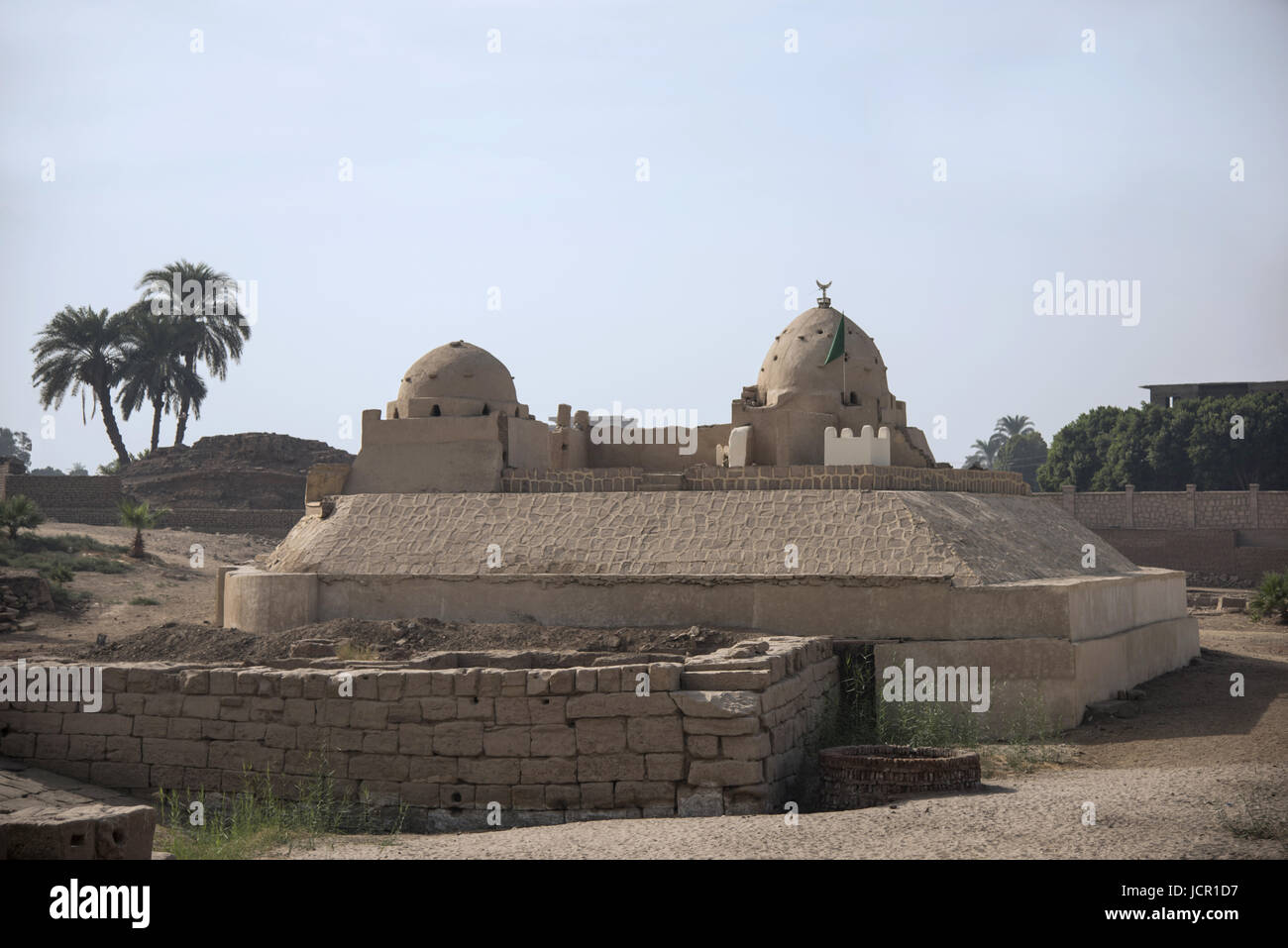 Antiguas ruinas cerca del complejo del templo de Karnak. Comprende una vasta variedad de dientes cariados templos, capillas, torres y otros edificios, Luxor, Egipto Foto de stock