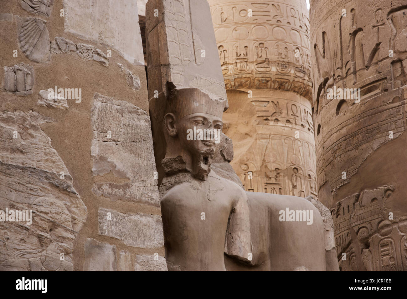 Vista interior de un templo y los pilares tallados de la gran sala hipóstila salen en el recinto de Amón Re, situado en el complejo del templo de Karnak, abarca un vasto Foto de stock