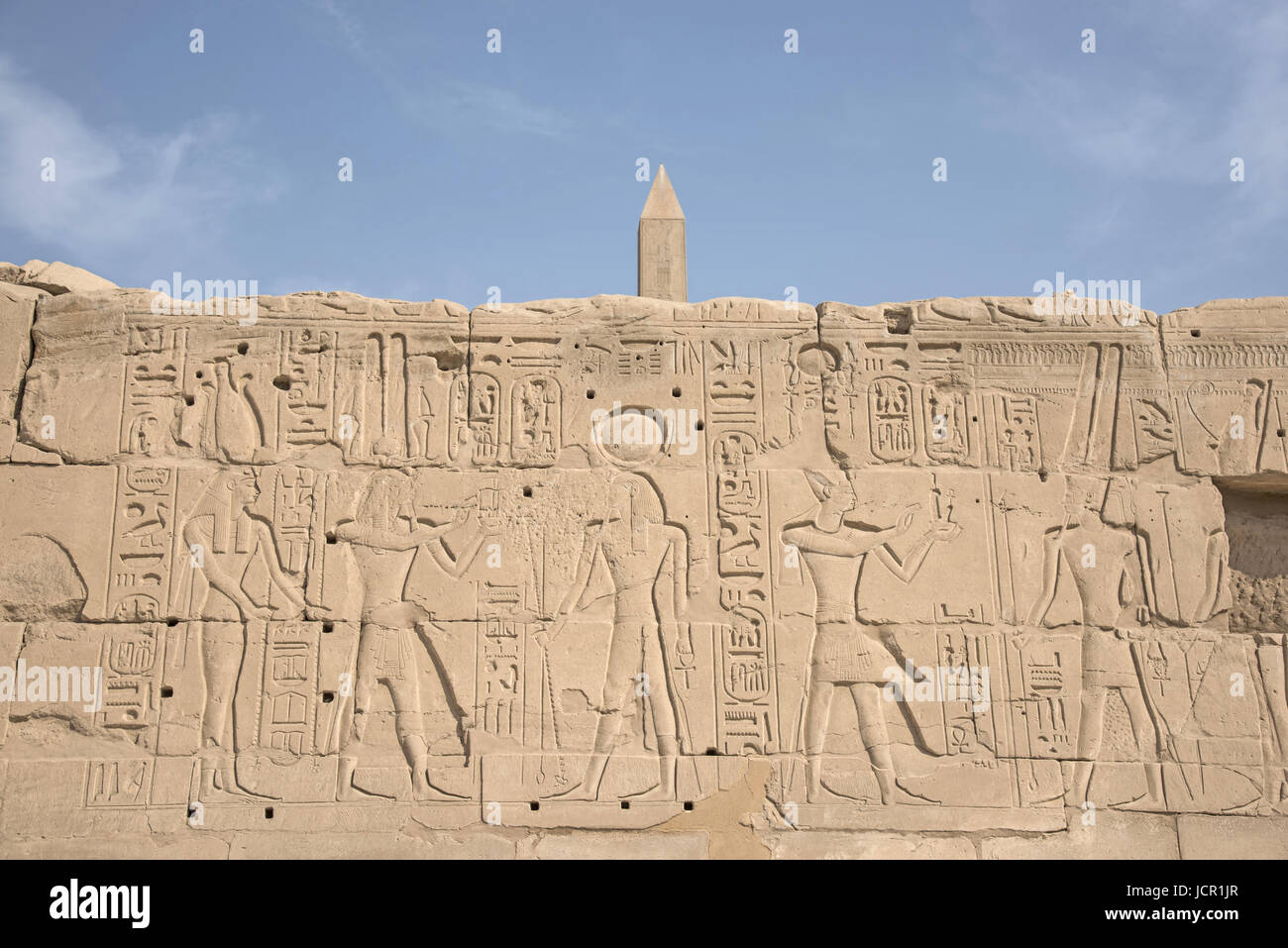 Detalles de talla, vista al interior del complejo del templo de Karnak, comprende una vasta variedad de dientes cariados templos, capillas, torres y otros edificios, Luxor, Egipto Foto de stock