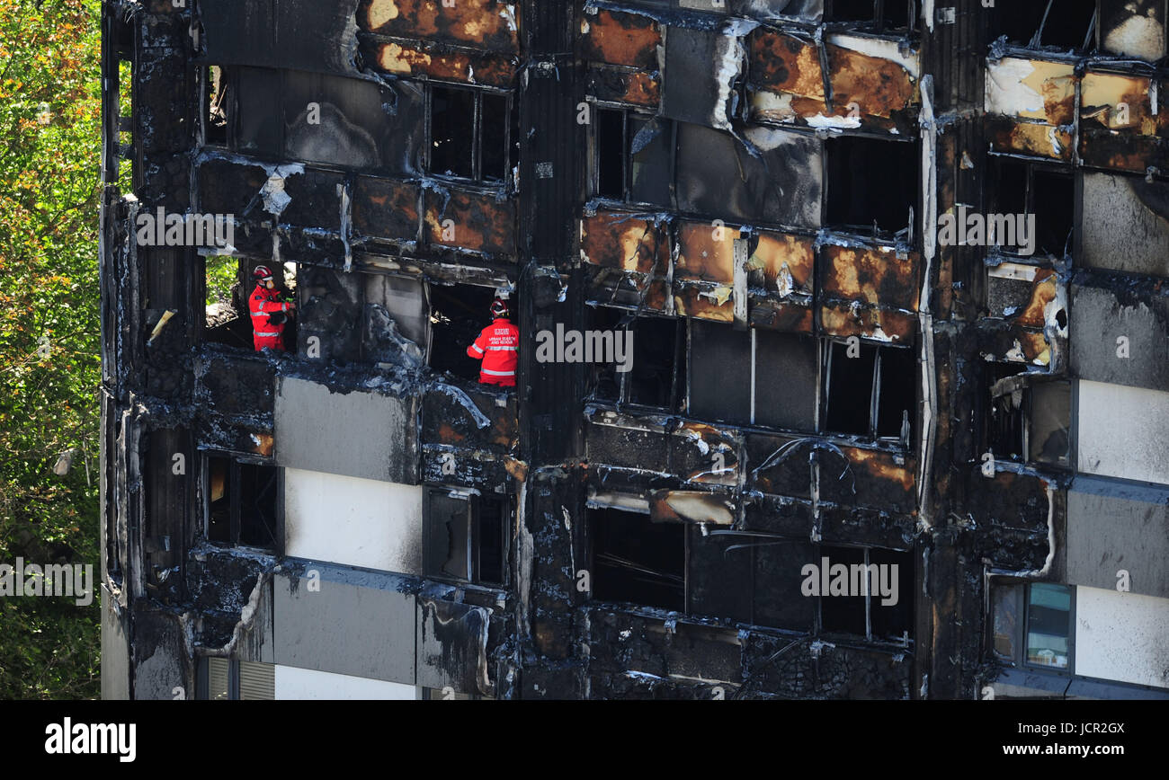 Oficiales de Búsqueda y Rescate Urbano del Cuerpo de Bomberos de Londres en el interior de la torre Grenfell en el oeste de Londres, tras un incendio que invadió el edificio de 24 pisos en la mañana del miércoles. Foto de stock