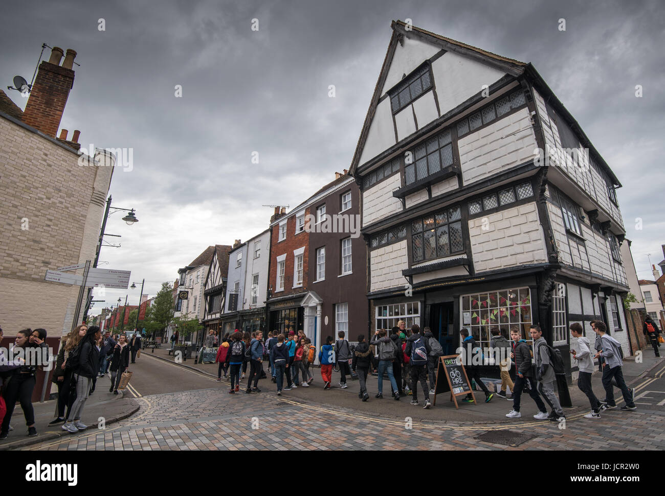 Canterbury, Kent, Inglaterra - 15 de mayo de 2017: la gente caminando por las calles de la pintoresca ciudad de Canterbury Kent, cerca de la librería del Palacio del libro. Foto de stock