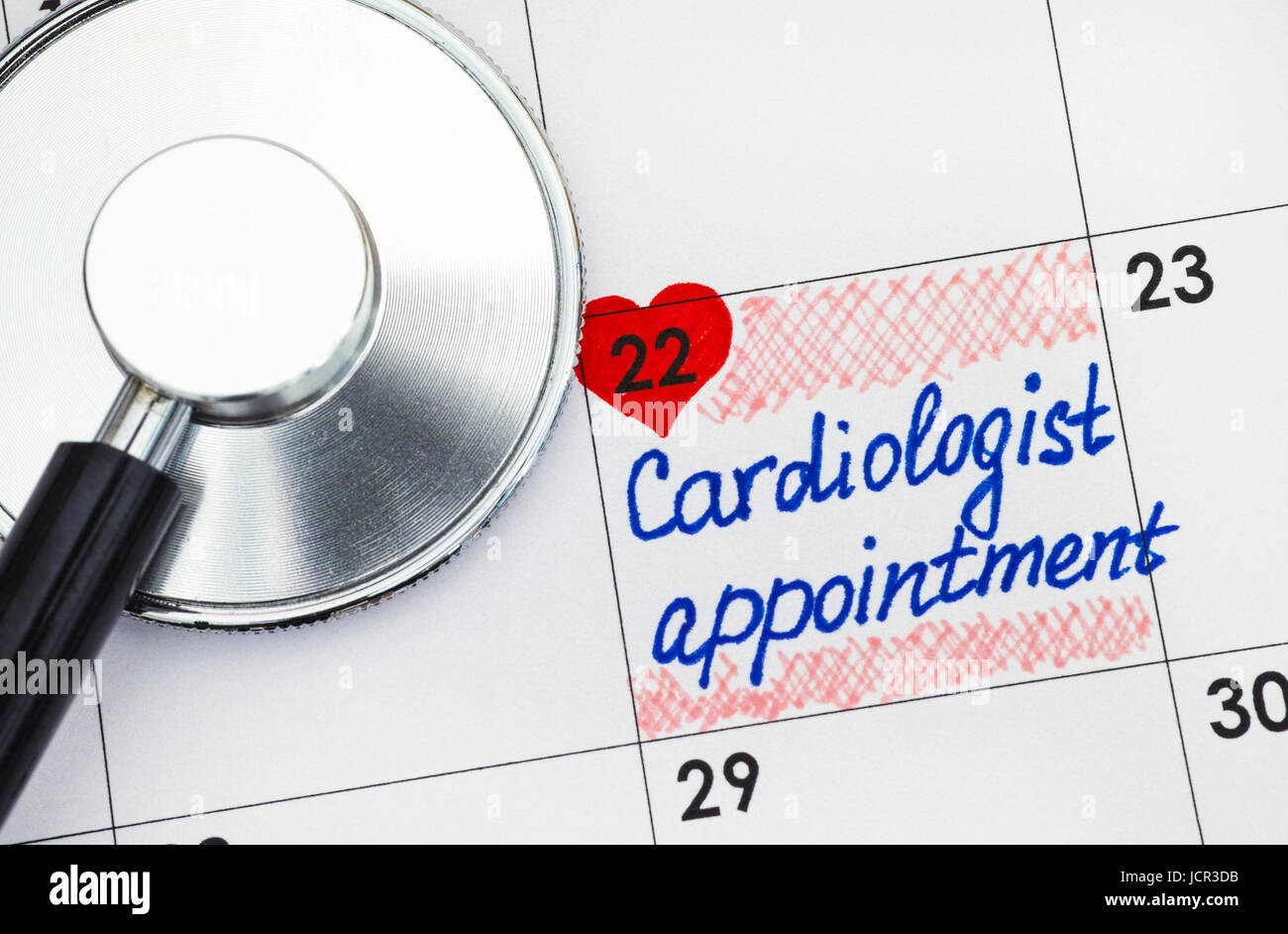 El Cardiólogo recordatorio de cita en el calendario con el estetoscopio. Foto de stock