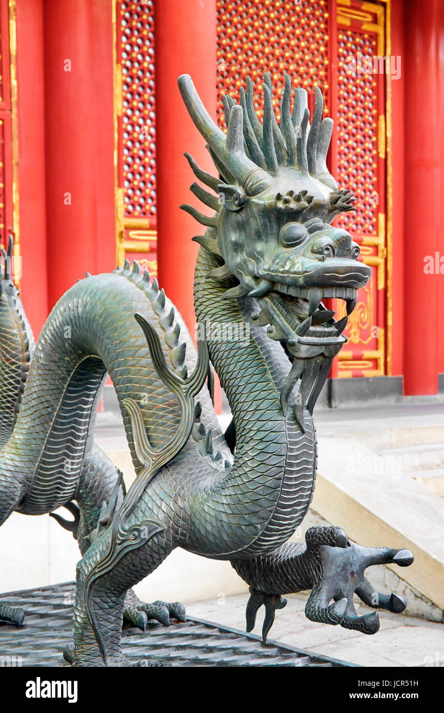 Estatua de dragón en el Palacio de Verano en Beijing, China Foto de stock