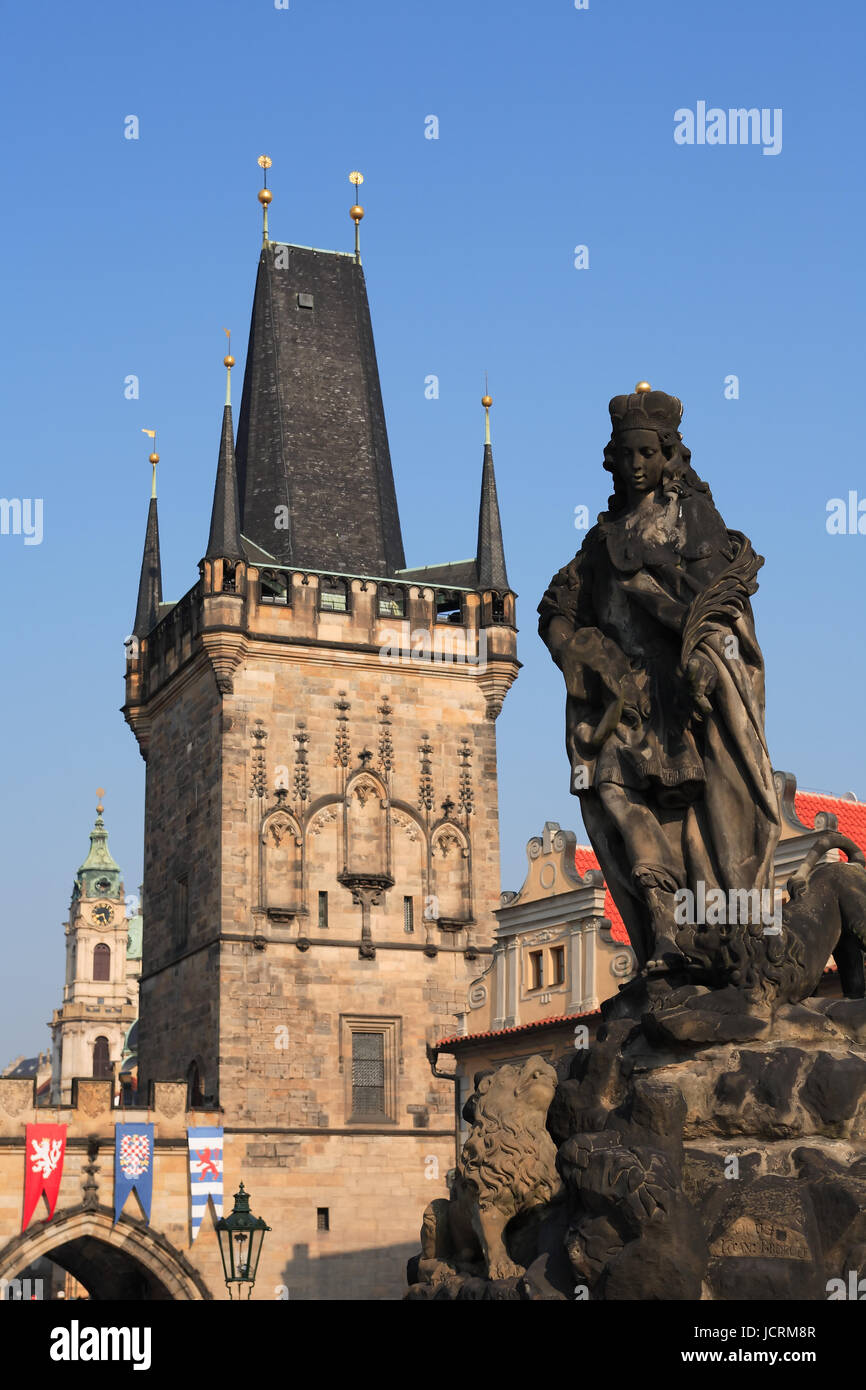 Vista de la escultura antigua en el fondo con torres góticas en Praga Foto de stock