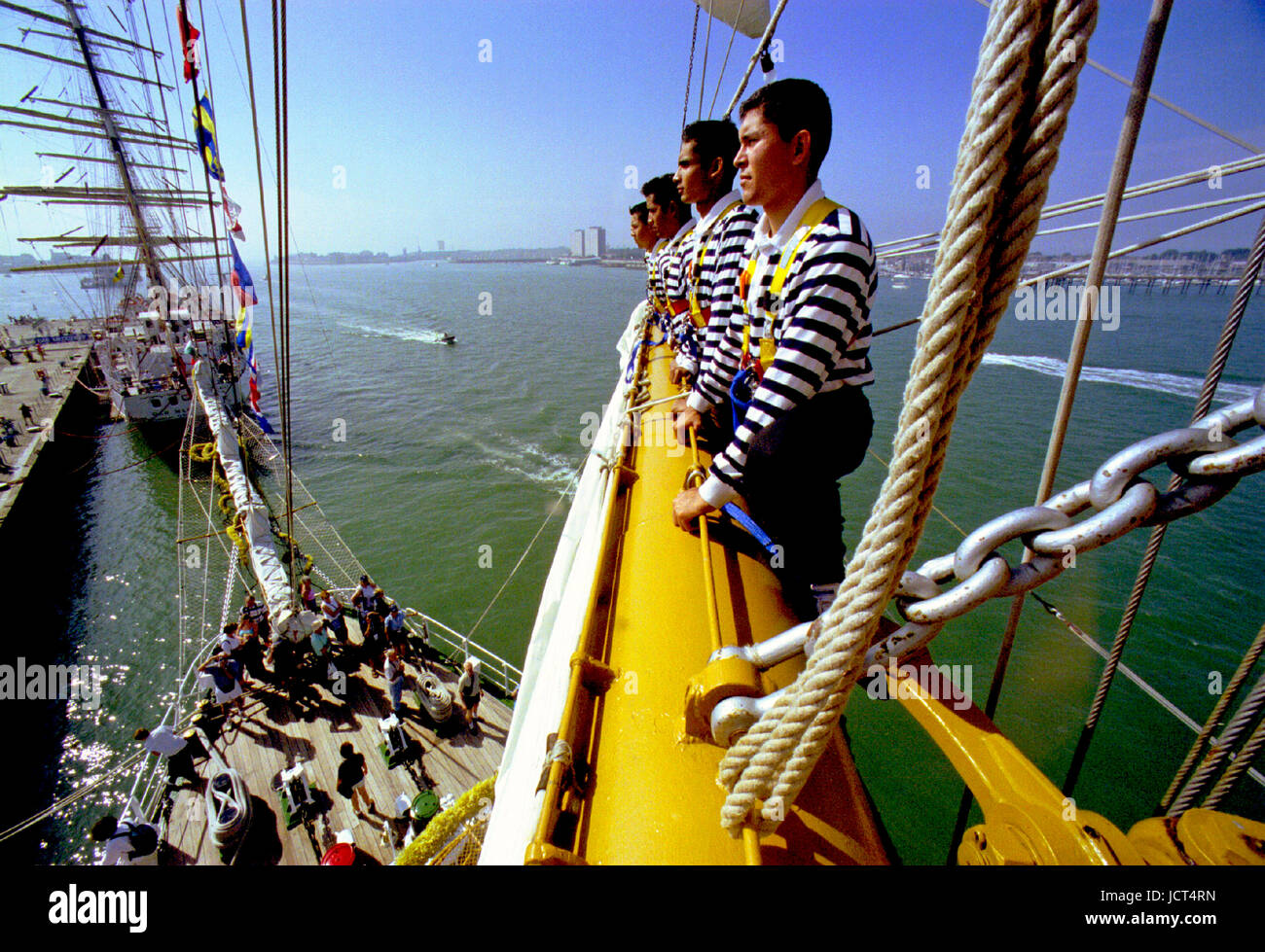 Marinos mexicanos que participan en el Festival del Mar cuando 1.000 barcos reunidos en El Astillero Naval de Portsmouth. Están en la jarcia arriba. Foto de stock