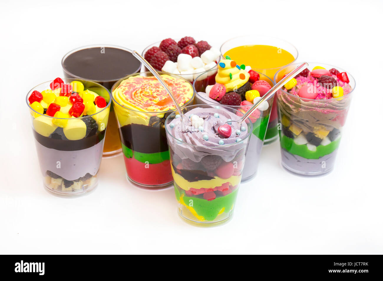 Postre en vasos de plástico con frutas y pasteles de crema y mousse  Fotografía de stock - Alamy