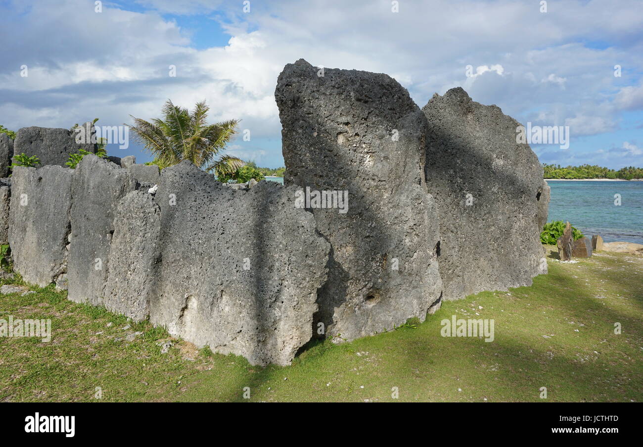 Grandes estructuras de piedra a la orilla del mar, el marae Anini religioso antiguo lugar sagrado en el sur de la isla de Huahine Iti, Polinesia Francesa Foto de stock