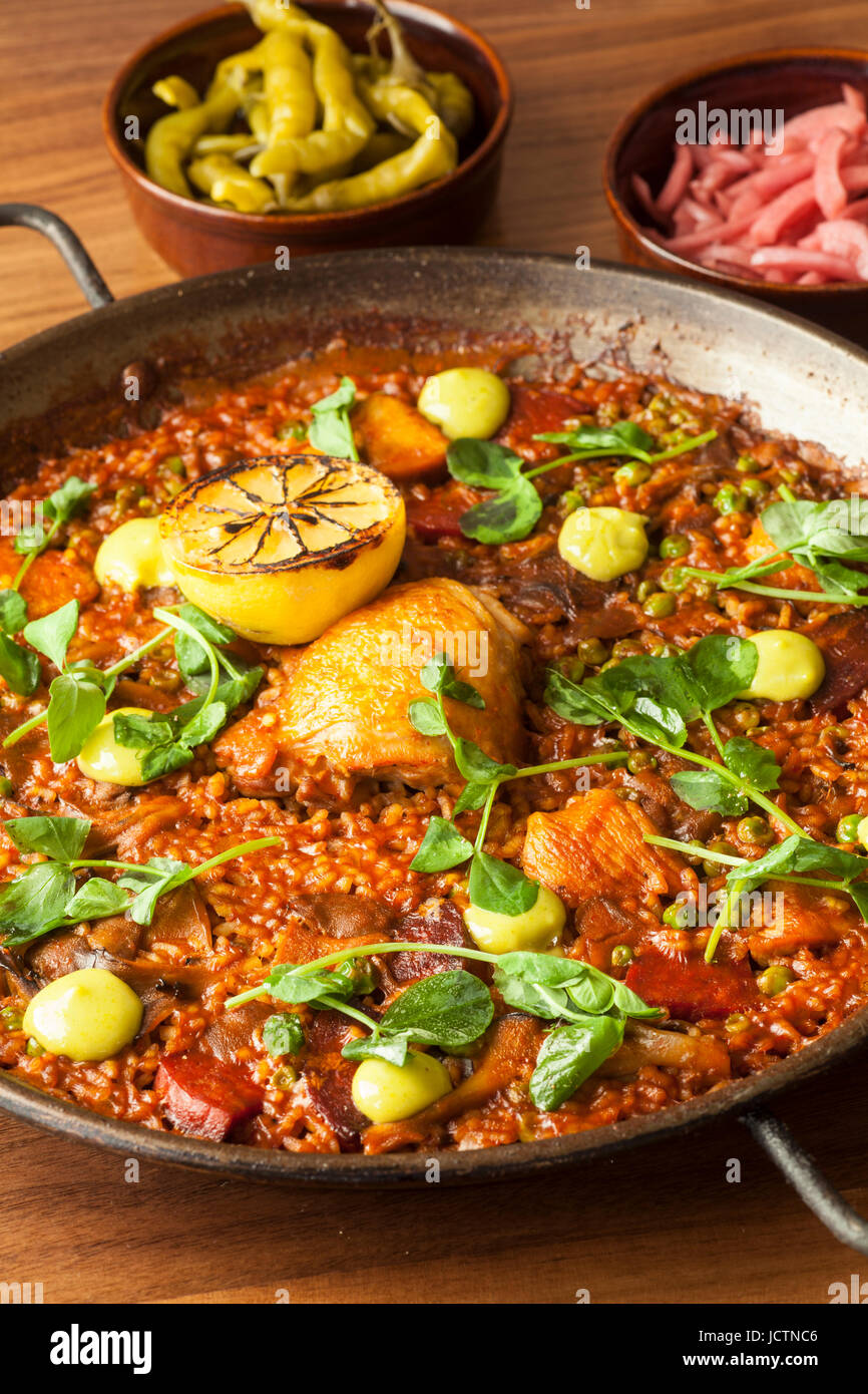 Paella de pollo fotografías e imágenes de alta resolución Página 2