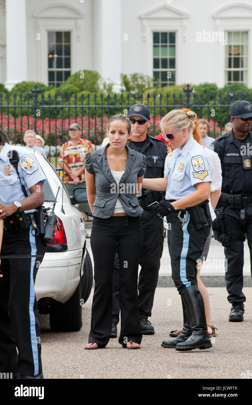 Mujer activista ambiental y los manifestantes detenidos por desobediencia civil en frente de la Casa Blanca (mujer detenida) - Washington, DC, EE.UU. Foto de stock