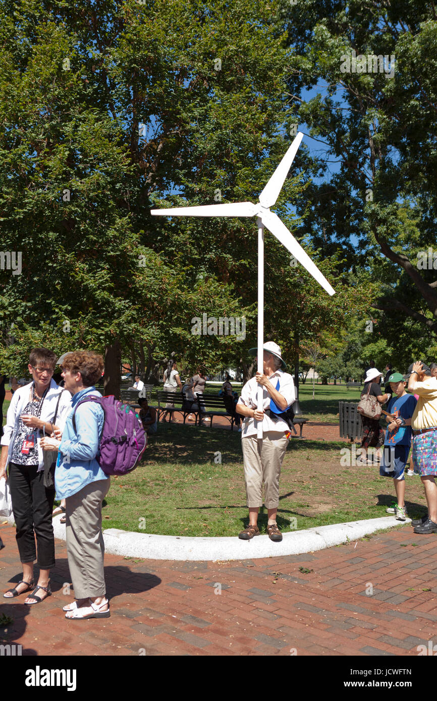 Activista ambiental sostiene un modelo de aerogenerador, en apoyo del viento y de la energía renovable, durante una protesta contra el cambio climático - Washington, DC, EE.UU. Foto de stock