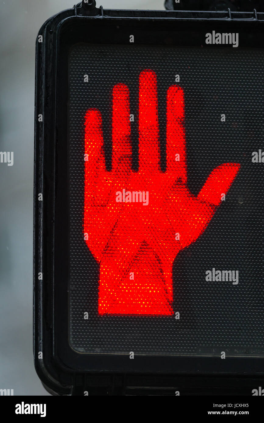 Señal de parada de la mano de Alerta Roja luz de cruce peatonal, Nueva York, EE.UU. Foto de stock