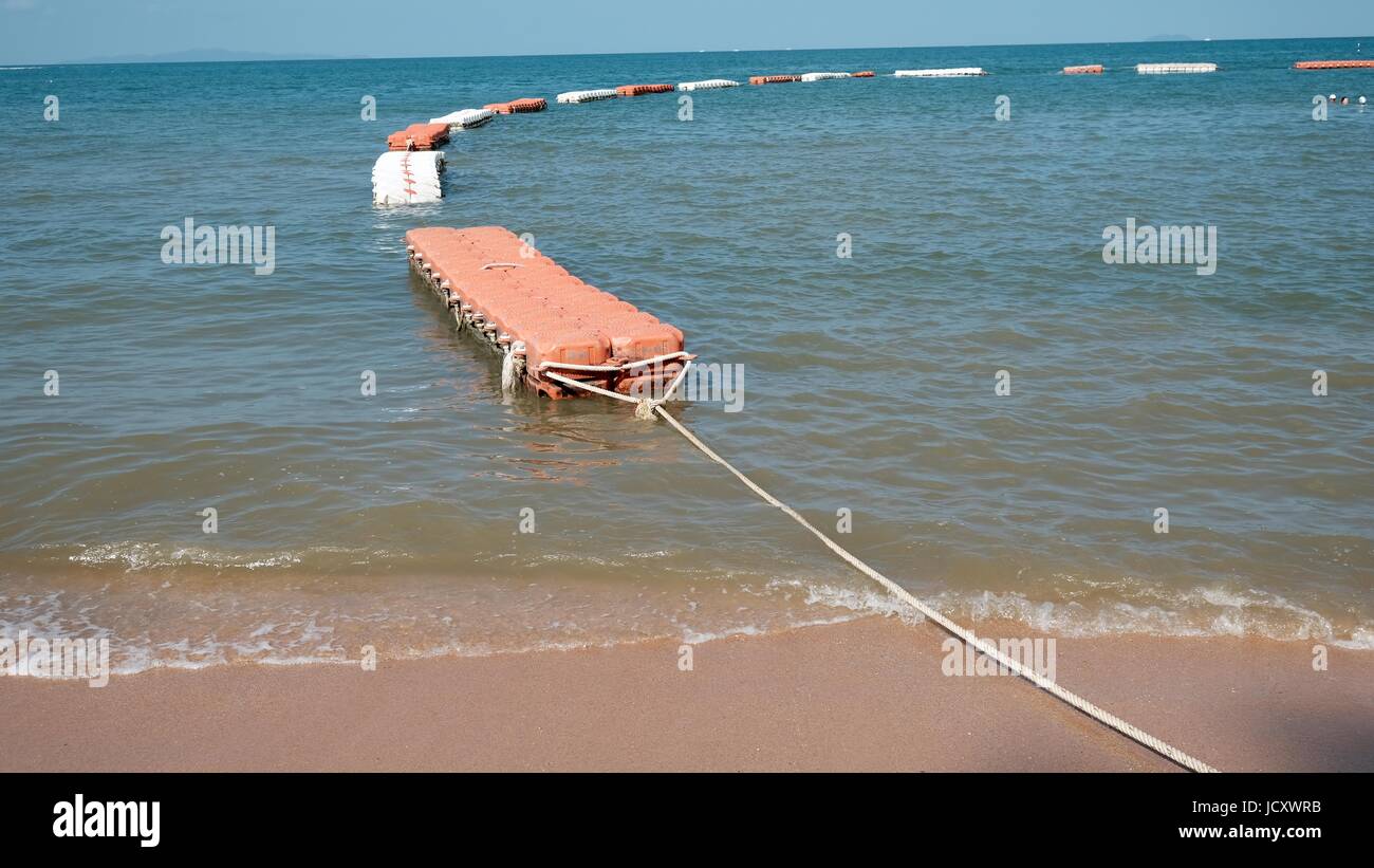 La playa de Jomtien Pattaya Tailandia Deportes Acuáticos, Sol, la arena y el Surf del Sudeste de Asia se descarrían Foto de stock