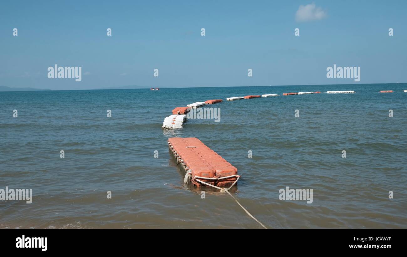 La playa de Jomtien Pattaya Tailandia Deportes Acuáticos, Sol, la arena y el Surf del Sudeste de Asia se descarrían Foto de stock