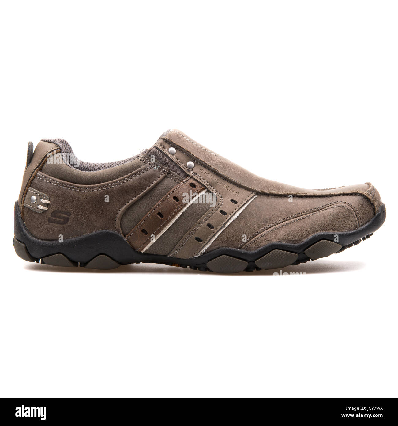 Diámetro Skechers Charcoal hombres de cuero zapatos deportivos - Fotografía de stock - Alamy