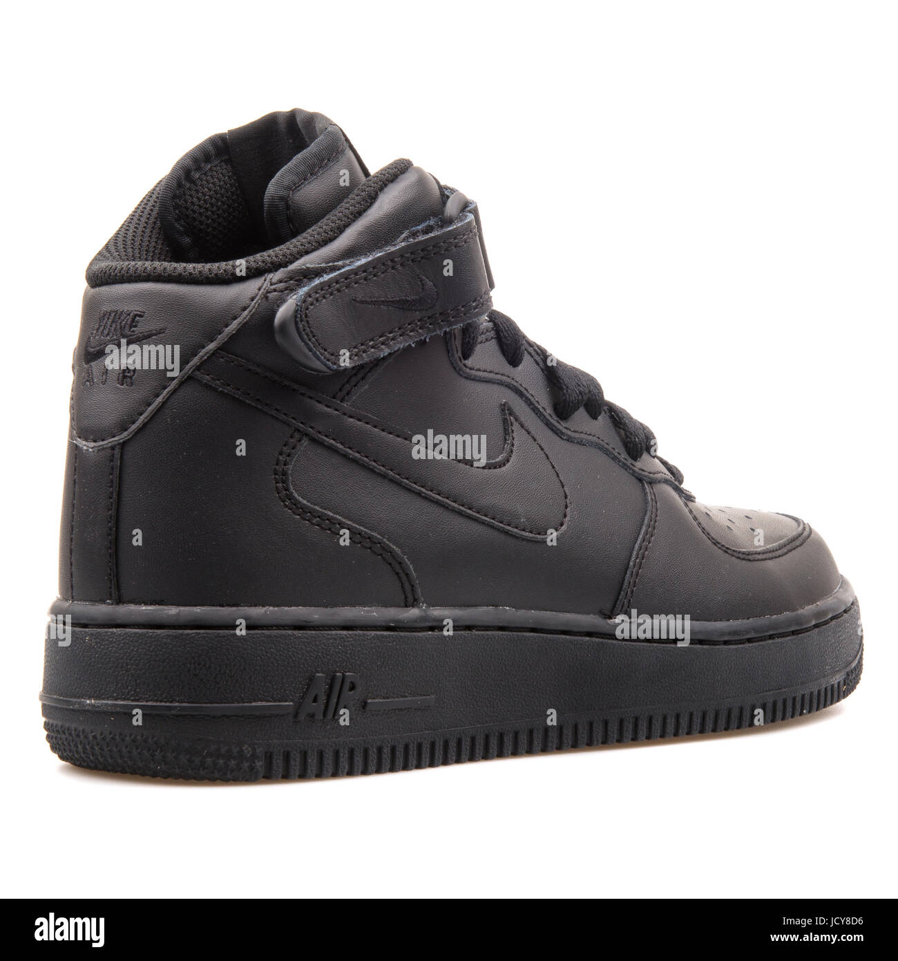 Zapatillas altas negras de nike fotografías e imágenes de alta resolución -  Alamy