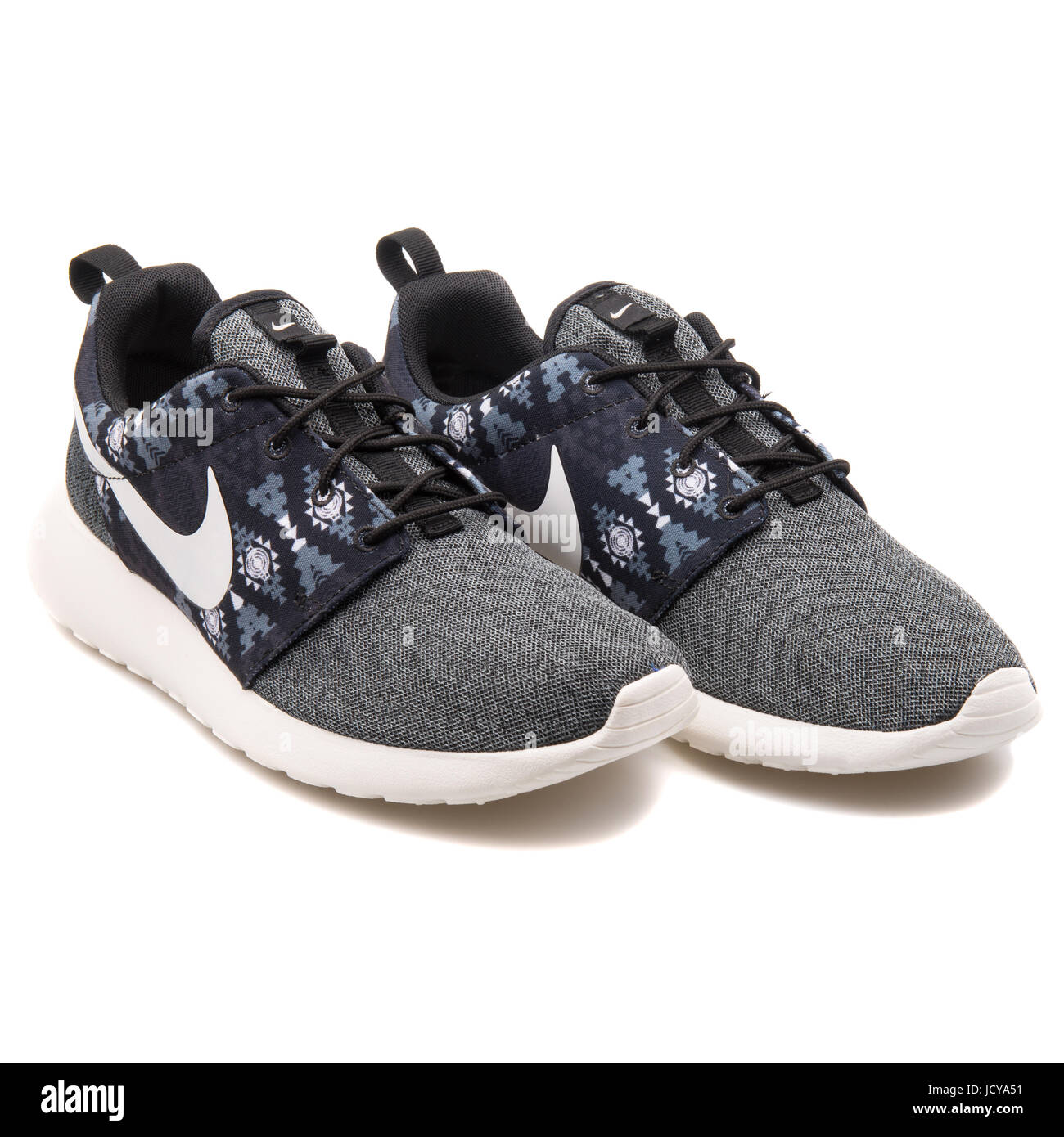 Nike Roshe uno imprimir en negro, gris y blanco para hombres calzados  running - 655206-012 Fotografía de stock - Alamy