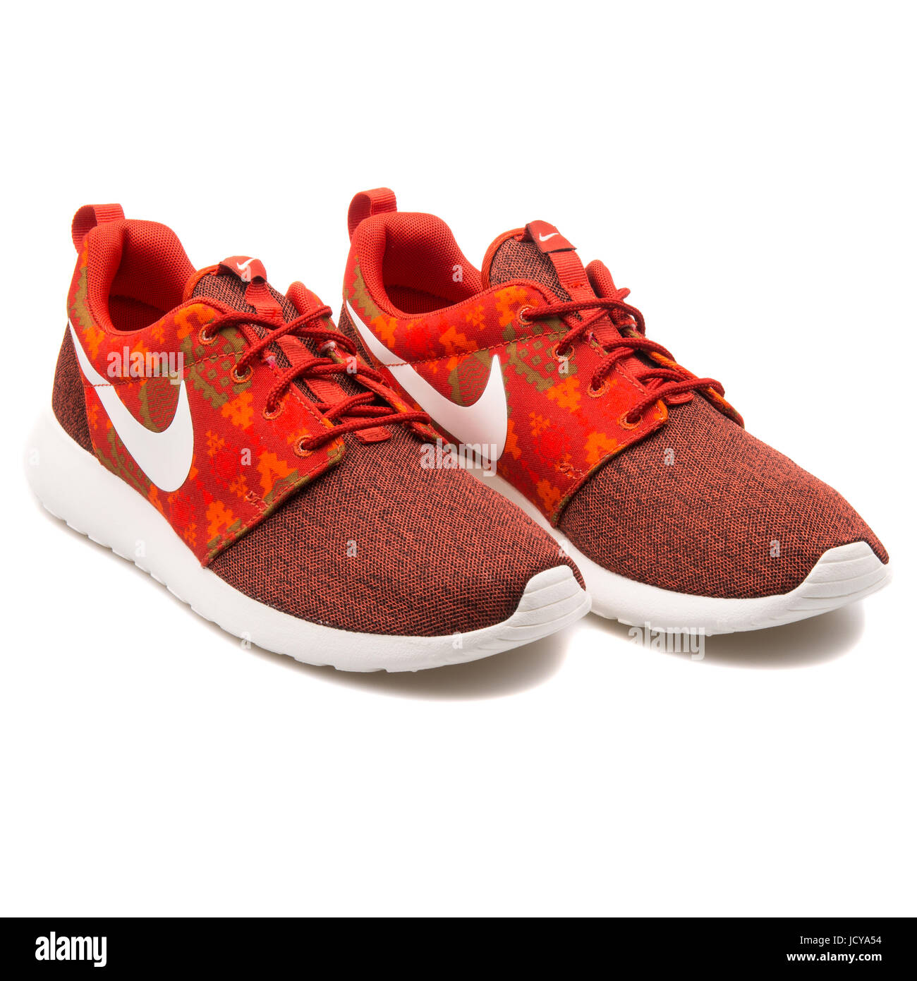 Nike Roshe una impresión rojo naranja hombres calzados running - 655206-612  Fotografía de stock - Alamy