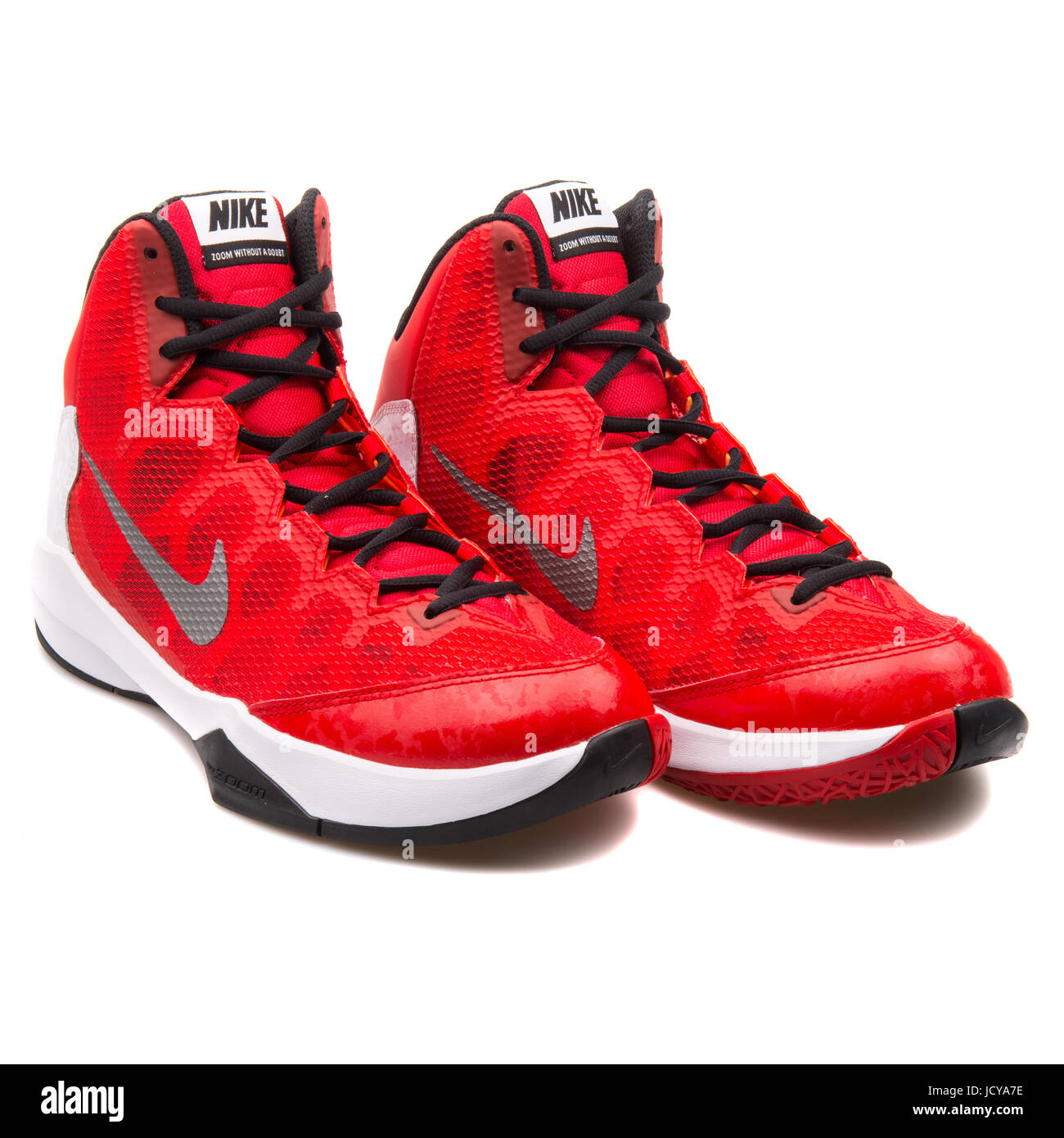 Nike Zoom sin duda rojo, blanco y negro zapatillas de baloncesto masculino  - 749432-601 Fotografía de stock - Alamy