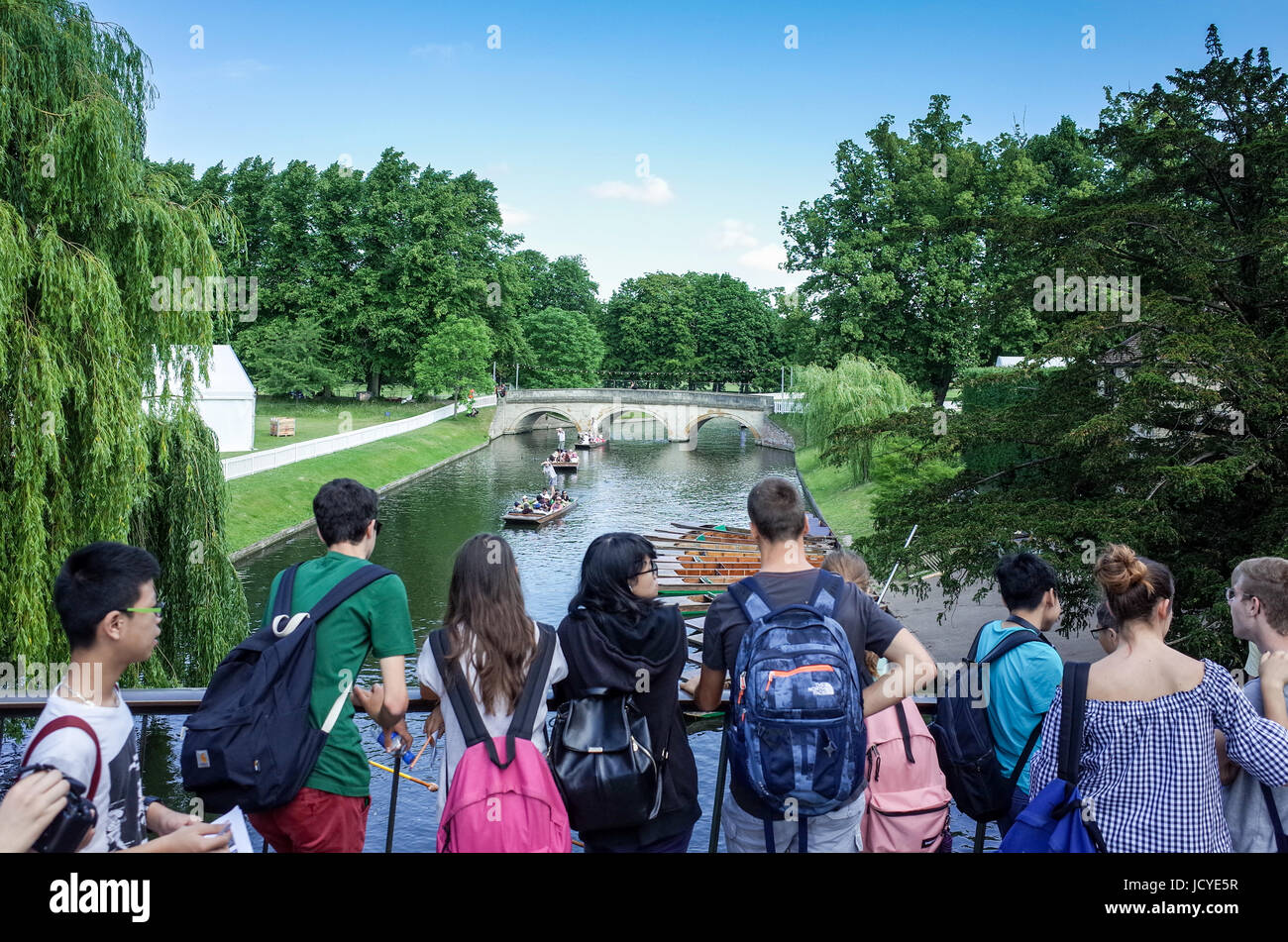 Los turistas toman fotos de personas remar en un pintoresco tramo del río Cam en Cambridge, Reino Unido Foto de stock