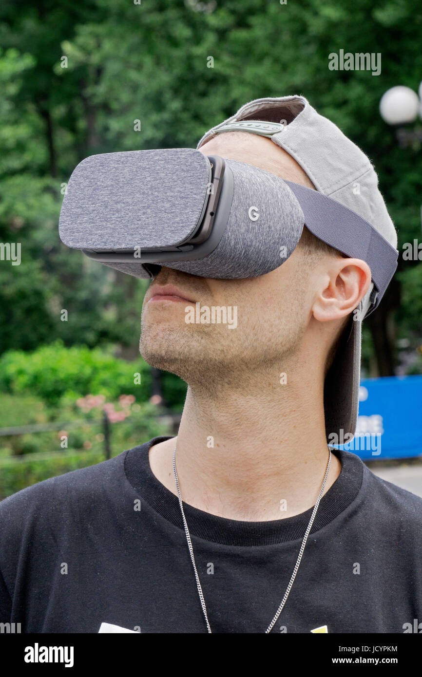 Un hombre joven en Union Square Park vistiendo un Google Mobile Daydream casco de realidad virtual. Foto de stock