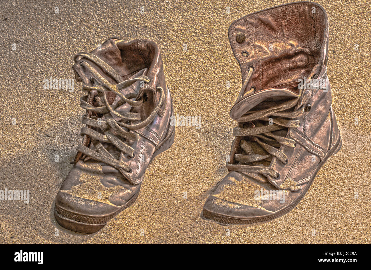 Naufragio chalecos casco botas militares y gafas de arena en el desierto, se hundió en la Fotografía - Alamy