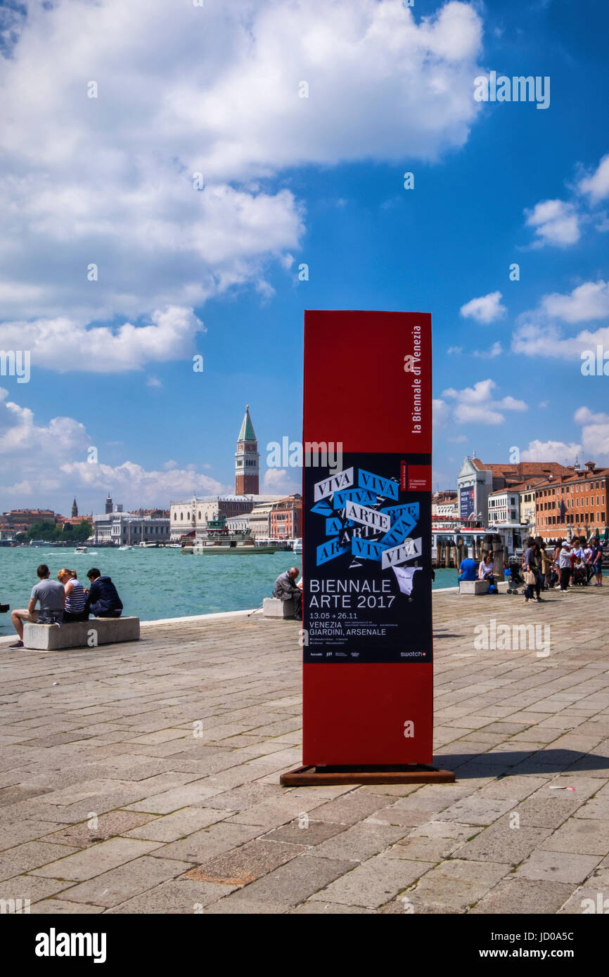 Italia,Venecia,Castello,.57ª Bienal de Venecia 2017,La Biennale di Venezia. Viva Arte Viva exposición internacional de arte cartel con edificios venecianos Foto de stock