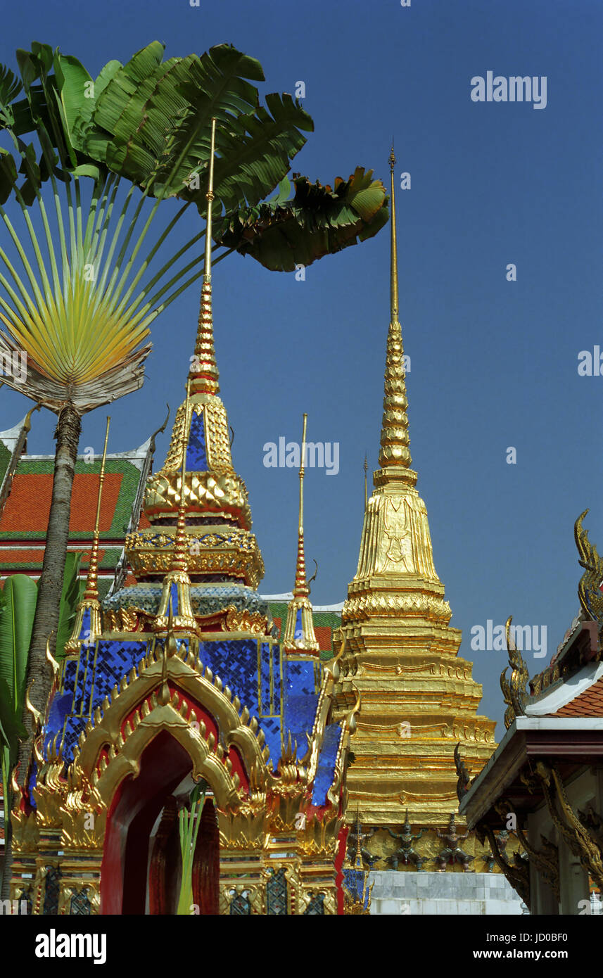 Elaborar dorados de Santuario, con el Golden Chedi más allá, el Templo del Buda de Esmeralda (Wat Phra Kaew), el Grand Palace, Bangkok, Tailandia Foto de stock