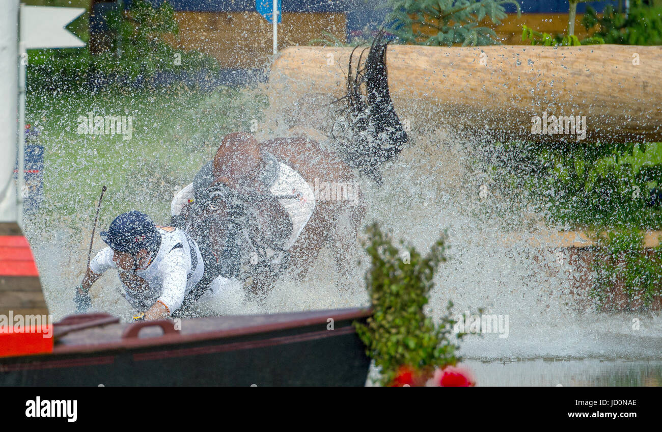 Luhmuehlen, Alemania. 17 de junio de 2017. Eventing ciclista español Gonzalo  Blasco botín cae en un obstáculo de agua sobre su caballo Sij Veux d'Autize  en Luhmuehlen, Alemania, 17 de junio de