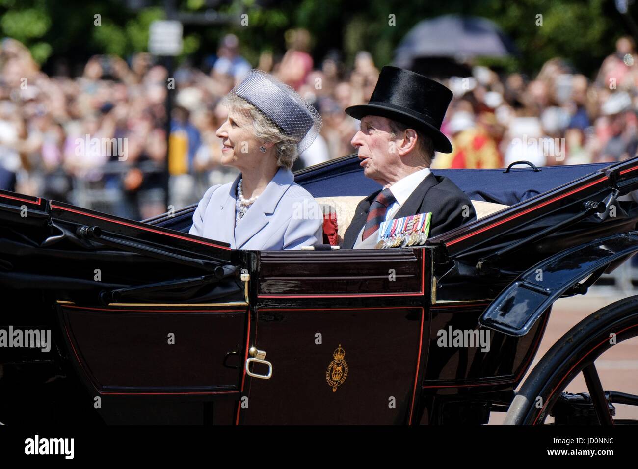 El Príncipe Eduardo, duque de Kent y Birgitte, Duquesa de Gloucester, GCVO Trooping durante el desfile anual del Color El 17 de junio de 2017 en Londres, Inglaterra Foto de stock