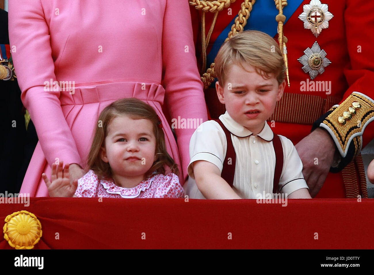 Londres, Reino Unido. 17 de junio de 2017. La Princesa Charlotte y Prince George en el balcón del Palacio de Buckingham después del Trooping del Color 2017. Trooping el color marca el cumpleaños oficial de Queens. Trooping el color, Londres, 17 de junio de 2017 Crédito: Paul Marriott/Alamy Live News Foto de stock