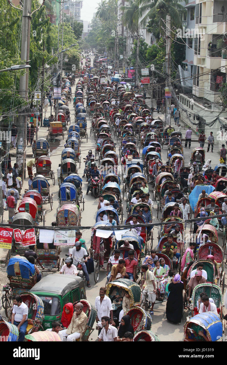 Dhaka, Bangladesh. 18 de junio de 2017. Cientos de rickshaws, está atrapado en un atasco en Dhanmondi en Dhaka, Bangladesh, 18 de junio de 2017. Cada año esta misma calle ve un alto número de los vehículos no motorizados por delante de Eid cuando el número de rickshaws ilegales en las calles de la ciudad aumenta. Aproximadamente dos lakh rickshaws adicionales han afectado a las calles de la ciudad delante del Eid-ul-Fitr, causando el tráfico masivo gruñidos-ups, con los funcionarios encargados de hacer cumplir la ley opta por ignorar el tema en lo que ellos dicen que son extraoficialmente por razones humanitarias. Crédito: Zuma Press, Inc./Alamy Live News Foto de stock
