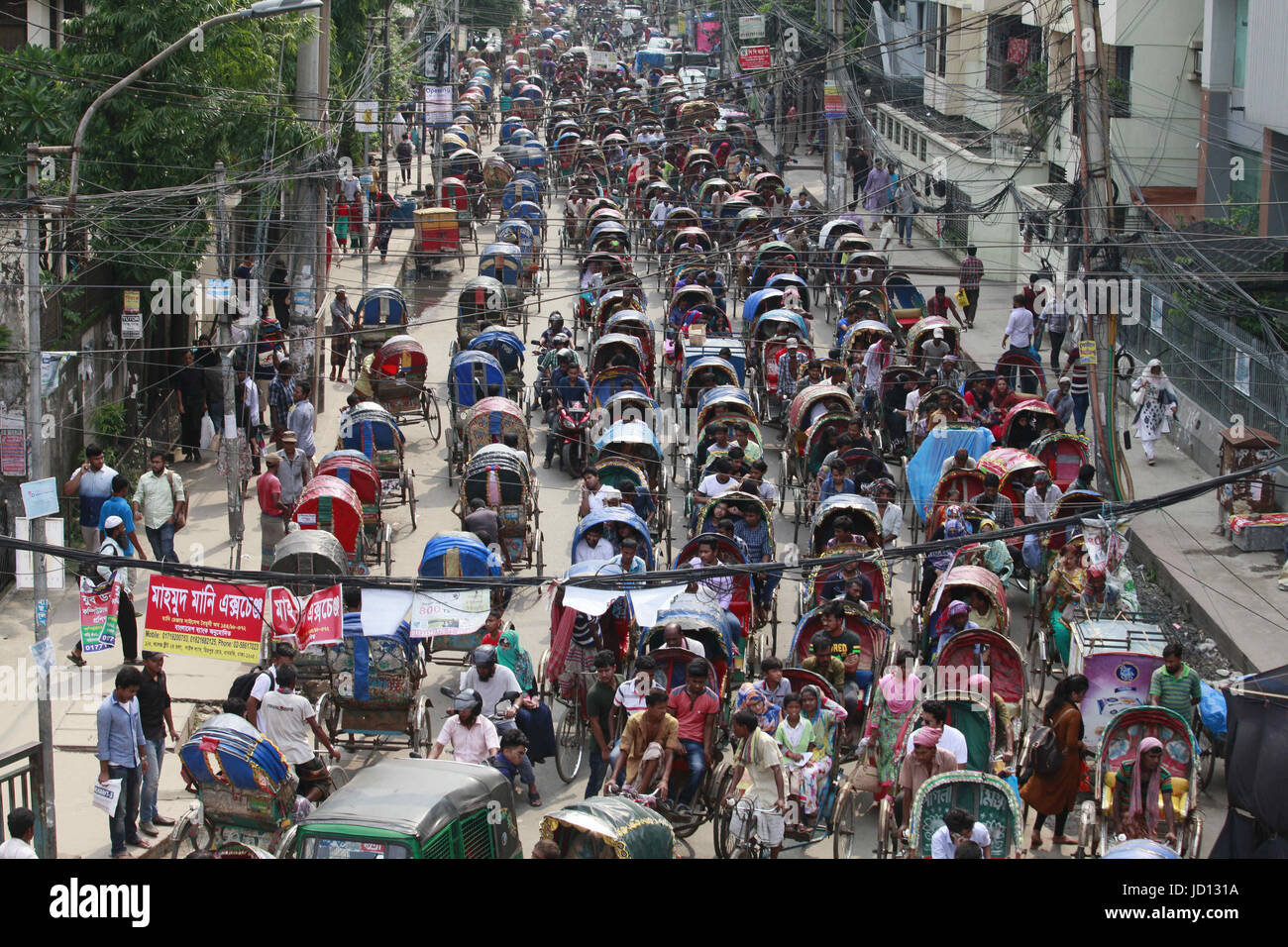 Dhaka, Bangladesh. 18 de junio de 2017. Cientos de rickshaws, está atrapado en un atasco en Dhanmondi en Dhaka, Bangladesh, 18 de junio de 2017. Cada año esta misma calle ve un alto número de los vehículos no motorizados por delante de Eid cuando el número de rickshaws ilegales en las calles de la ciudad aumenta. Aproximadamente dos lakh rickshaws adicionales han afectado a las calles de la ciudad delante del Eid-ul-Fitr, causando el tráfico masivo gruñidos-ups, con los funcionarios encargados de hacer cumplir la ley opta por ignorar el tema en lo que ellos dicen que son extraoficialmente por razones humanitarias. Crédito: Zuma Press, Inc./Alamy Live News Foto de stock
