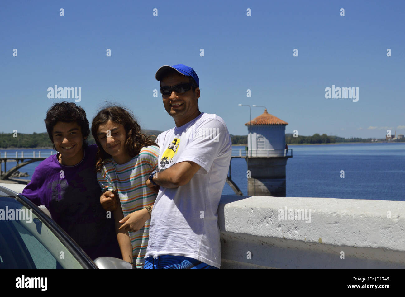 Padre se divierte con sus hijos en un dique en Córdoba, Argentina Foto de stock