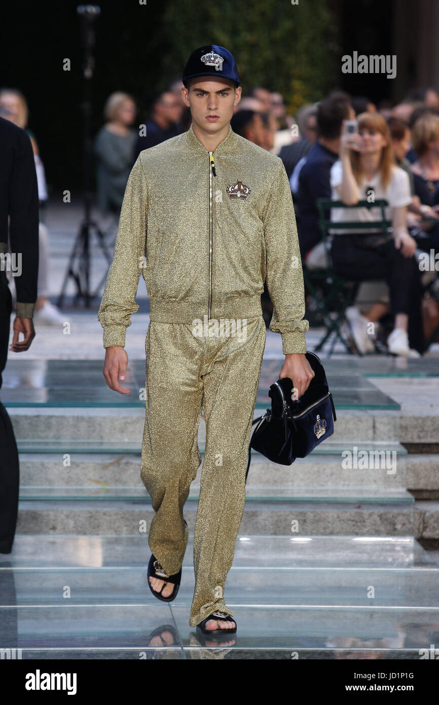 La Semana de moda de Milán hombres Primavera Verano 2018. Milán Moda Hombre Primavera Verano 2018. Dolce Gabbana Show Foto: modelo Fotografía de stock - Alamy