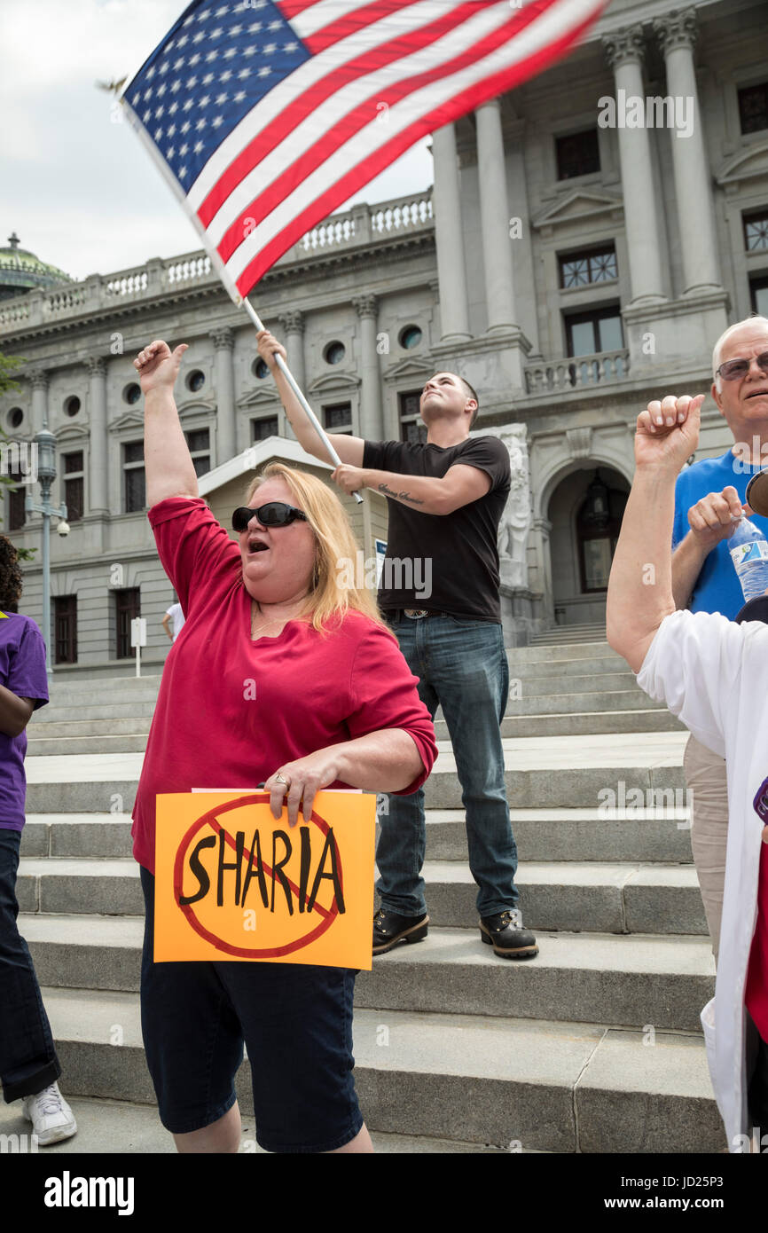 Harrisburg, Pennsylvania - alrededor de 50 miembros de la ley para los Estados Unidos se unieron en las escalinatas del capitolio del estado de Pennsylvania contra la Sharia. Ley de Amer Foto de stock