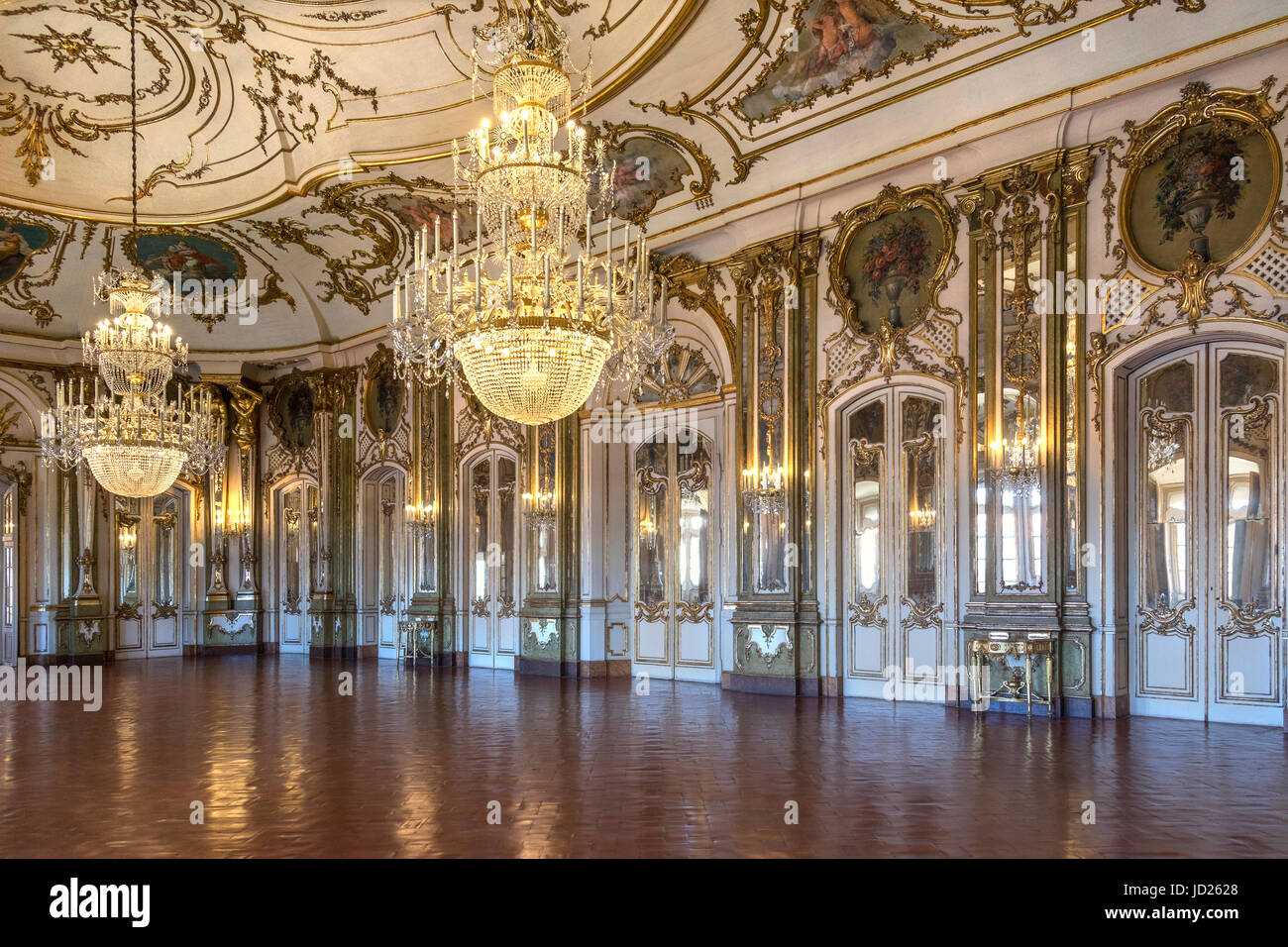 El salón de baile en el Palacio Nacional de Queluz - Lisboa - Portugal. Fue diseñado por Robillon en 1760. Foto de stock