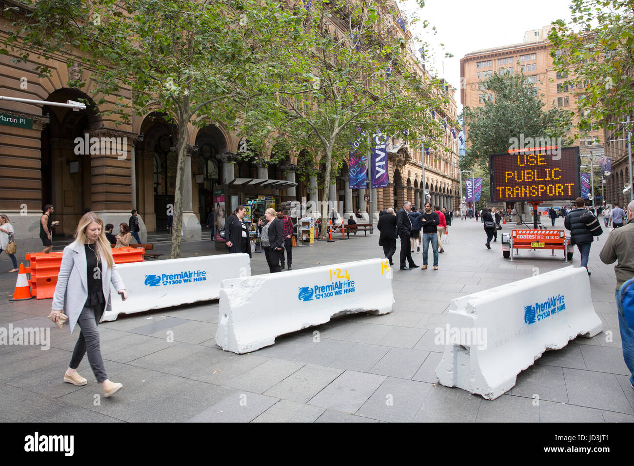 Calle las barreras erigidas en Martin Place como una medida de seguridad durante intensos,Sydney Sydney, Australia Foto de stock
