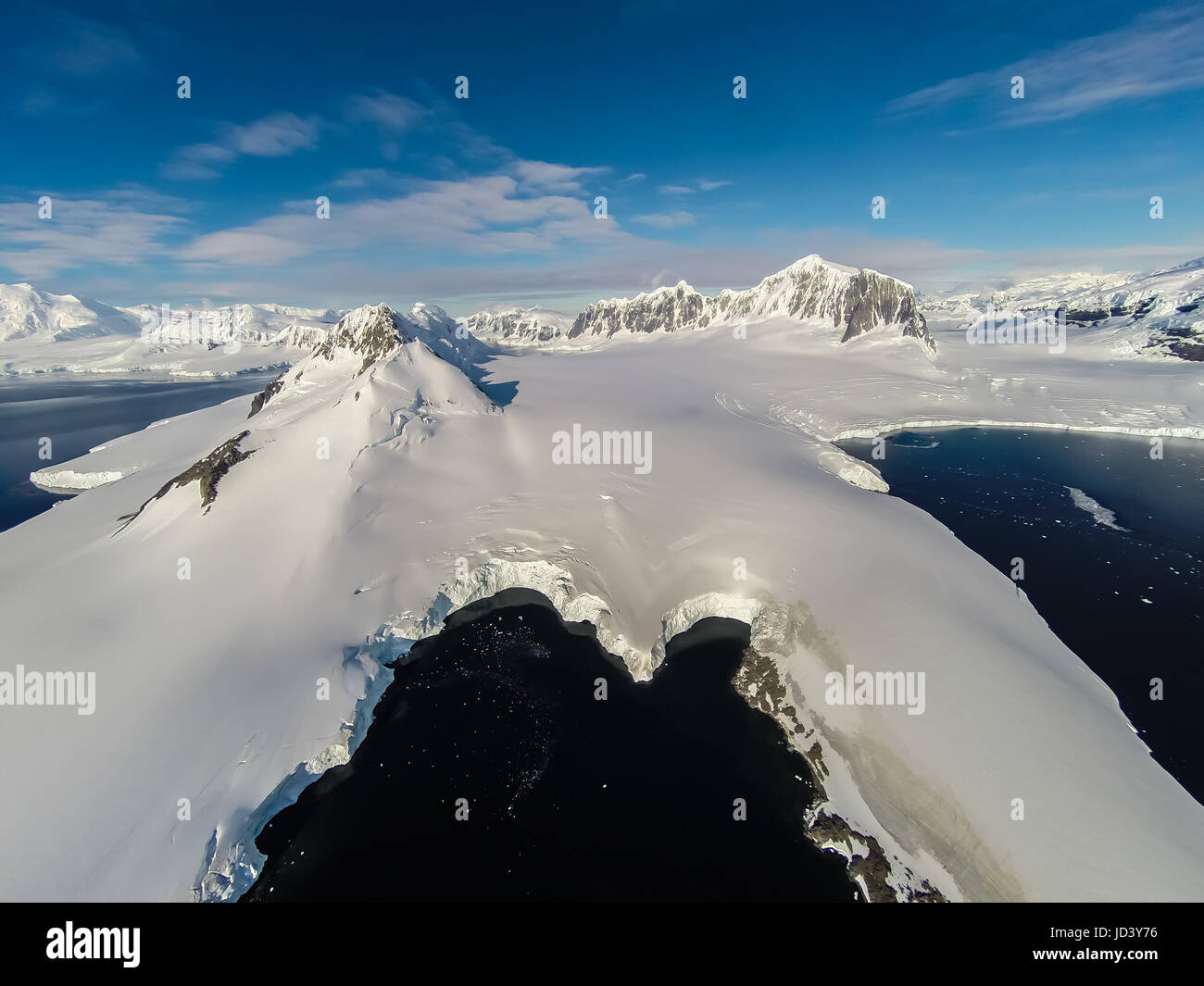 Antena raras imágenes de Puerto Lockroy, la Antártida. Realmente elevado por encima del suelo. La increíble belleza de la naturaleza. Foto de stock