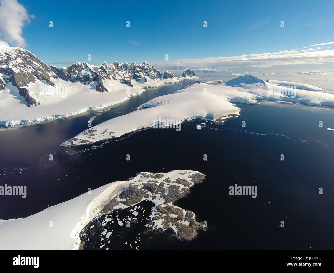 Antena raras imágenes de Puerto Lockroy, la Antártida. Realmente elevado por encima del suelo. La increíble belleza de la naturaleza. Foto de stock