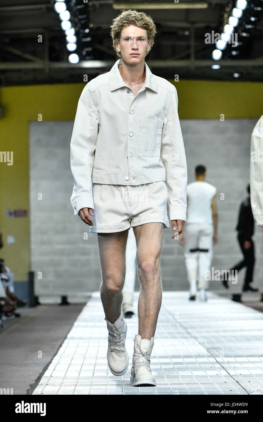 La de la de Milán Primavera Verano 2018. Milán Moda Hombre Primavera 2018. Dirk Bikkembergs Fashion Show Foto: modelo de stock - Alamy
