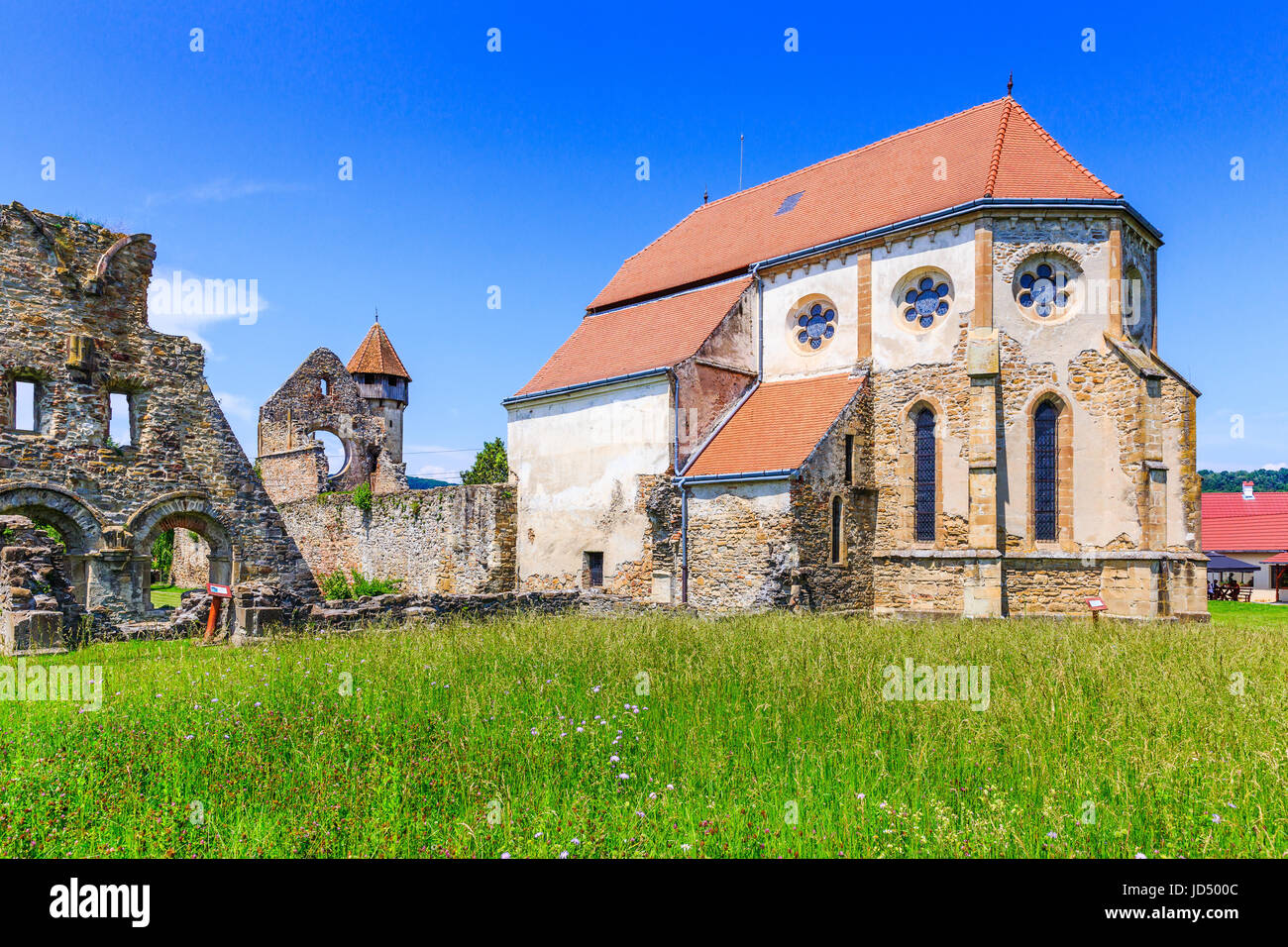 Carta de Sibiu. Ruinas de la abadía cisterciense medieval en Transilvania, Rumania. Foto de stock