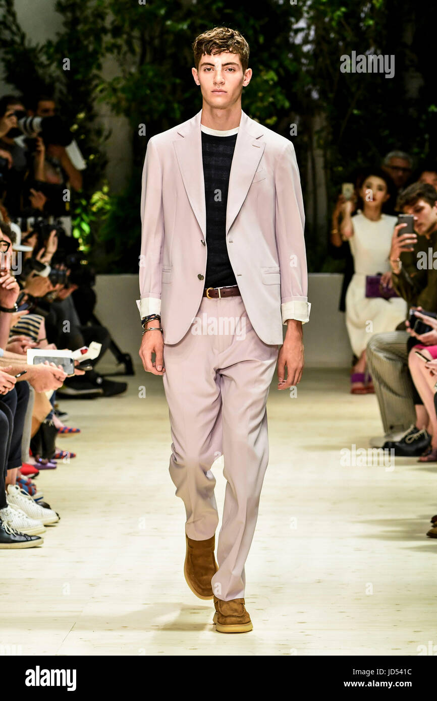 La Semana de la moda de Milán hombres Primavera Verano 2018. Milán Moda  Hombre Primavera Verano 2018. Salvatore Ferragamo Fashion Show Foto: modelo  Fotografía de stock - Alamy